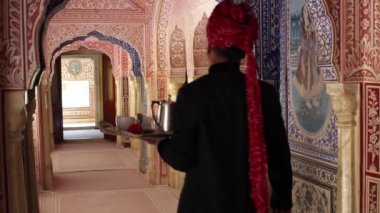 Çay tepsi Samode sarayında garson