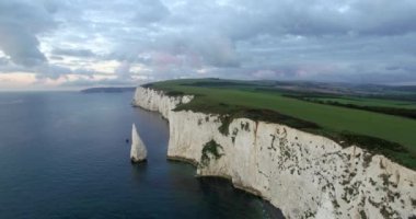 Tebeşir kayalıklarla yakınındaki eski Harry kayalar