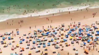 Copacabana Plajı üzerinde güneşlenme insanlar