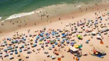 Copacabana Plajı üzerinde güneşlenme insanlar