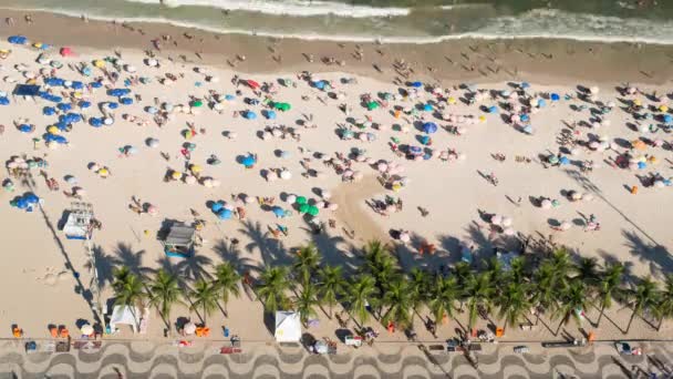 Люди загорают на пляже Копакабана — стоковое видео
