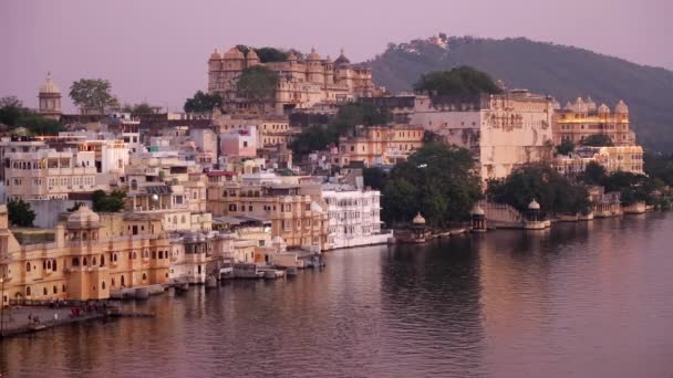 Lac Pichola et le palais de la ville d'Udaipur — Video