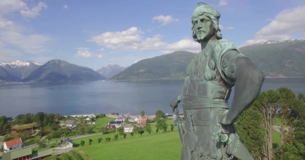 Estatua de bronce de Frithiof, Vangsnes — Vídeos de Stock