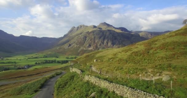 Great Langdale i szczyty Langdale Pikes, Anglia — Wideo stockowe