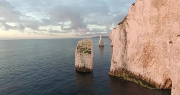 白垩悬崖附近的老哈利岩石 — 图库视频影像