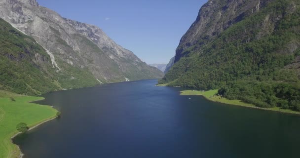 Hagyományos mezőgazdasági falucska mentén Naeroyfjord Gudvangen — Stock videók