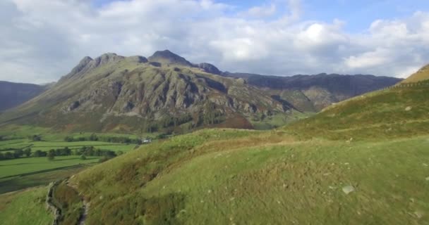 Great Langdale i szczyty Langdale Pikes, Anglia — Wideo stockowe
