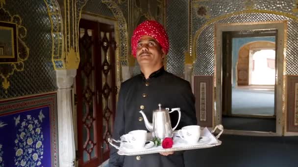 Číšníku, nesoucí čaj zásobník v Samode paláci — Stock video
