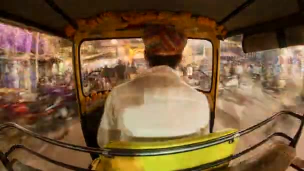 Autorickshaw, водіння througstreets, Udaipur — стокове відео
