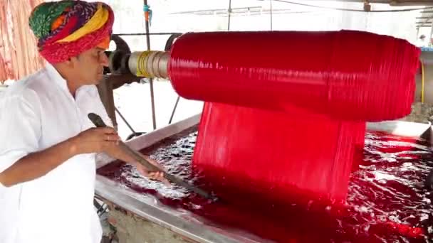 Процесс окраски материалов на заводе недалеко от Джайпура — стоковое видео