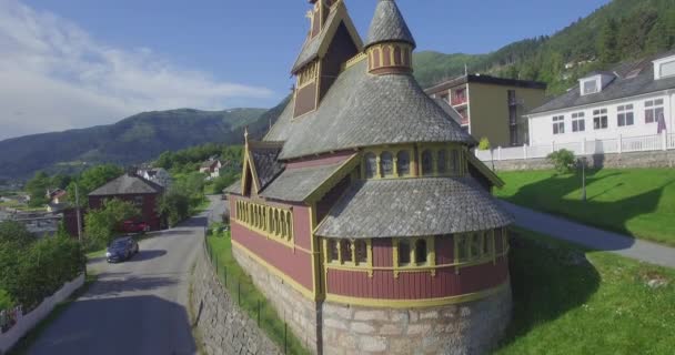 Igreja de St. Olafs Anglicana Stave, Balestrand — Vídeo de Stock