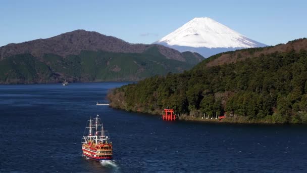 Lake Ashinoko met Mount Fuji achter — Stockvideo