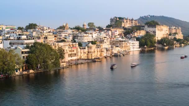 Lake Pichola and the City Palace in Udaipur — Stock Video