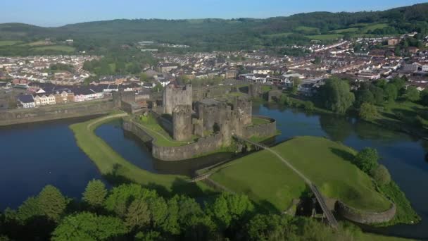 Caerphilly Castle Castell Caerffili Mittelalterliche Burg Die Das Stadtzentrum Dominiert — Stockvideo