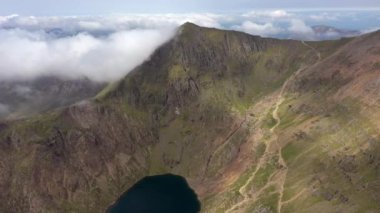 Snowdon Dağı 'nın, Snowdonia, Gwynedd, Kuzey Galler, Birleşik Krallık' taki Crib Goch yürüyüş rotası boyunca uzanan hava manzarası.