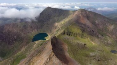 Snowdon Dağı 'nın, Snowdonia, Gwynedd, Kuzey Galler, Birleşik Krallık' taki Crib Goch yürüyüş rotası boyunca uzanan hava manzarası.