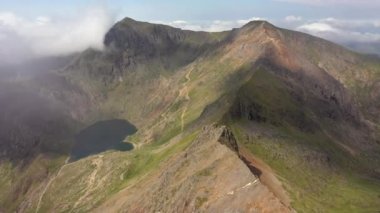 Snowdon Dağı 'nın, Snowdonia, Gwynedd, Kuzey Galler, Birleşik Krallık' taki Crib Goch yürüyüş rotası boyunca uzanan hava manzarası.