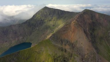 Snowdon Dağı 'nın, Snowdonia, Gwynedd, Kuzey Galler, Birleşik Krallık' taki Crib Goch yürüyüş rotası boyunca uzanan hava manzarası.