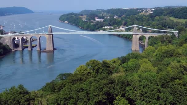 Luchtfoto Van Menai Suspension Bridge Anglesey North Wales Verenigd Koninkrijk — Stockvideo