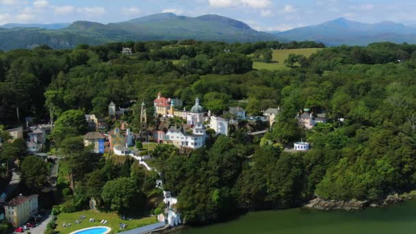 Flygfoto Över Portmeirion Turistort Italiensk Stil Gwynedd Norra Wales — Stockvideo