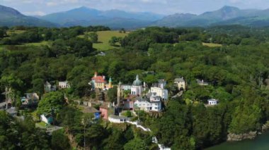 Portmeirion Havalimanı, Gwynedd, Kuzey Galler 'deki İtalyan tarzı turist beldesi.