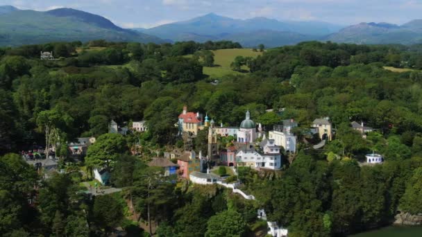 Flygfoto Över Portmeirion Turistort Italiensk Stil Gwynedd Norra Wales — Stockvideo