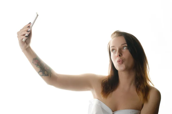 Güzel kadın ve telefon. Çıplak omuz. Kadın modeli studio poz.