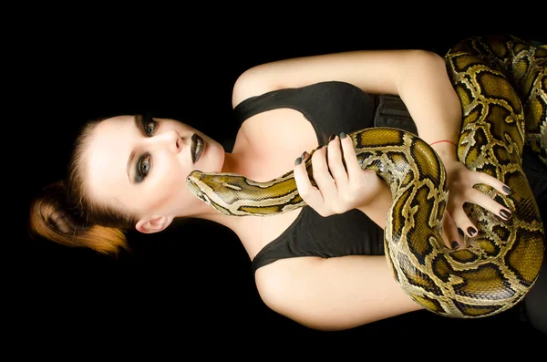 mooie vrouw bedrijf pythongüzel bir kadın tutarak python