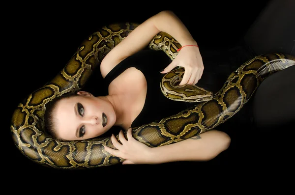 mooie vrouw bedrijf pythongüzel bir kadın tutarak python