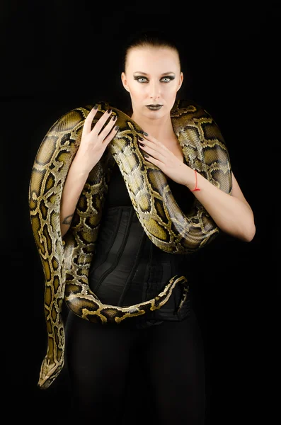 mooie vrouw bedrijf pythongüzel bir kadın tutarak python