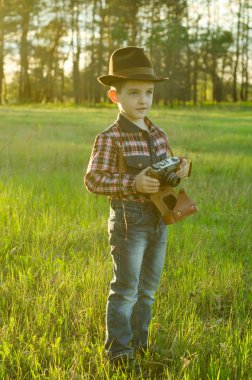 Mutlu liyyle çocuk ve retro kamera