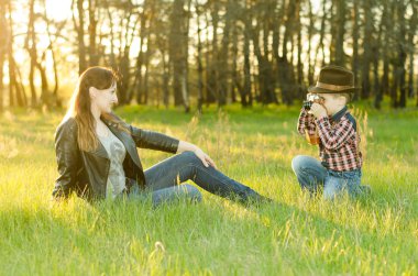 Mutlu liyyle çocuk ve retro kamera 