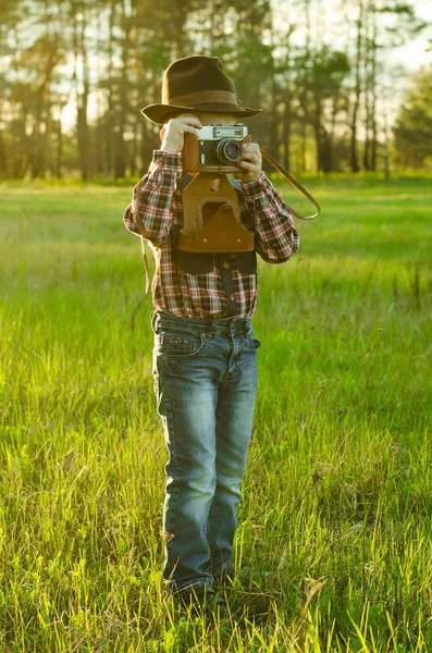 Šťastný liyyle chlapce a retro fotoaparát — Stock fotografie