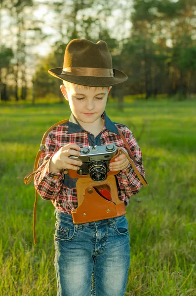 幸せ liyyle 少年とレトロなカメラ — ストック写真