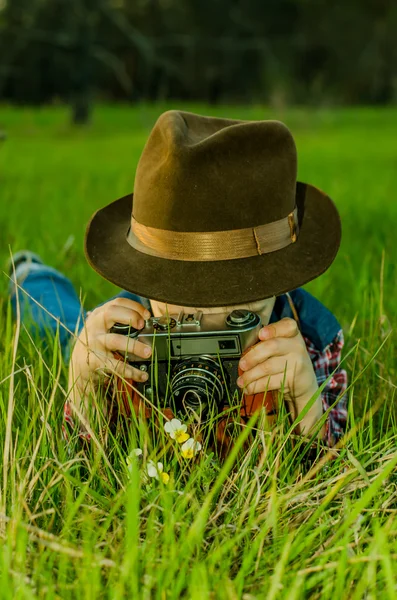 Boldog liyyle fiú és retro fényképezőgép — Stock Fotó