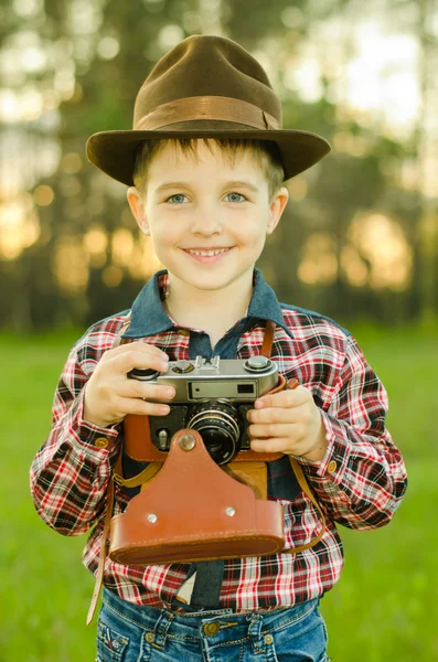 Heureux liyyle garçon et rétro caméra — Photo