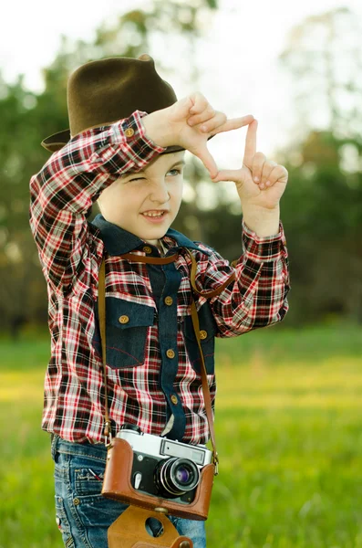 Счастливый мальчик и ретро-камера — стоковое фото