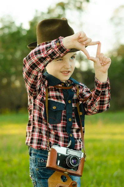 Šťastný liyyle chlapce a retro fotoaparát — Stock fotografie