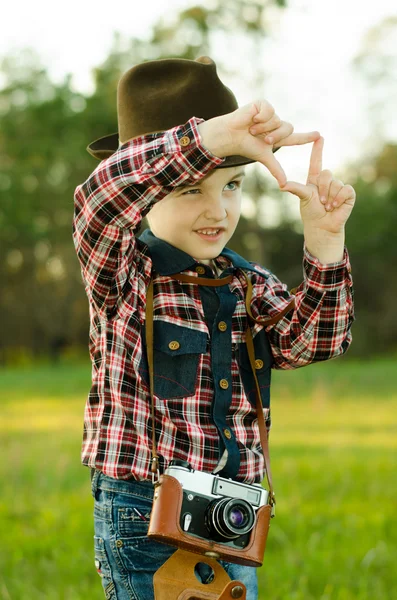 Glücklicher Liyyle-Junge und Retro-Kamera — Stockfoto