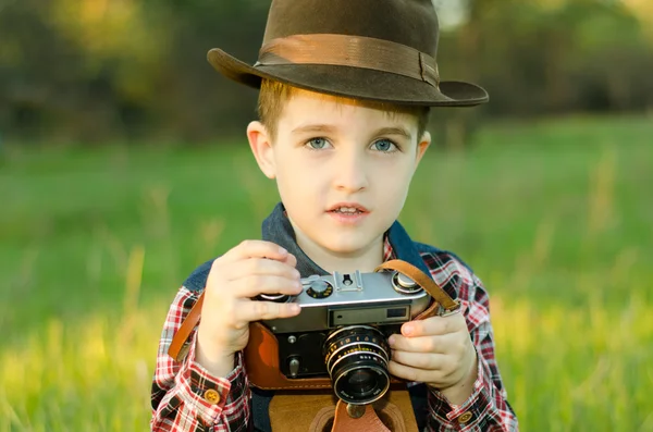 Счастливый мальчик и ретро-камера — стоковое фото