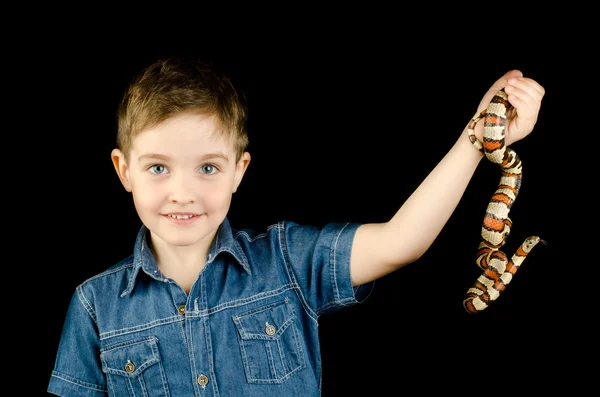 Enfant heureux et serpent de lait — Photo