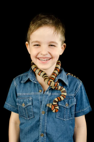 Criança feliz e cobra de leite — Fotografia de Stock