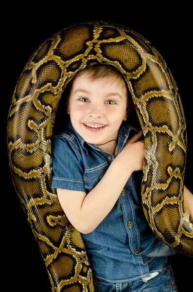 幸せな子供と巨大なヘビ — ストック写真