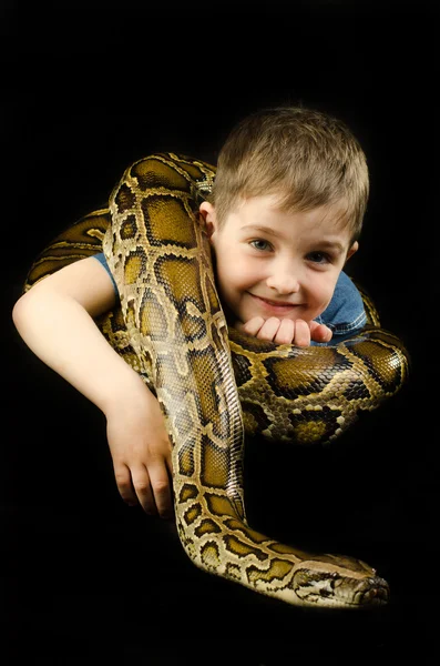 幸せな子供と巨大なヘビ — ストック写真