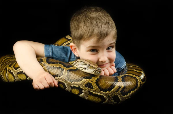 Niño feliz y serpiente gigante —  Fotos de Stock