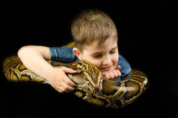 Criança feliz e cobra gigante — Fotografia de Stock