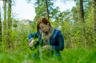 Yalnız kız ormanın içinde yeşil çay keyfi