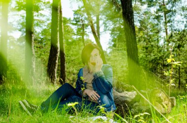 Yalnız kız ormanın içinde yeşil çay keyfi