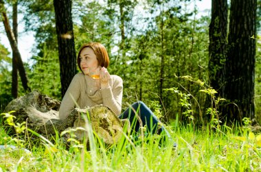 Yalnız kız ormanın içinde yeşil çay keyfi