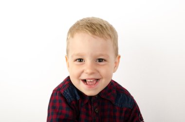 Mutlu küçük çocuk stüdyoda oynuyor.